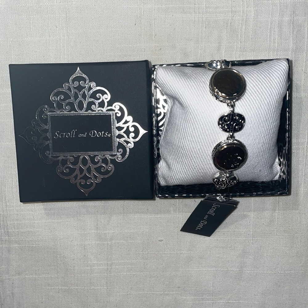 Scroll and Dots silver/gold (color) accent Brand New in box